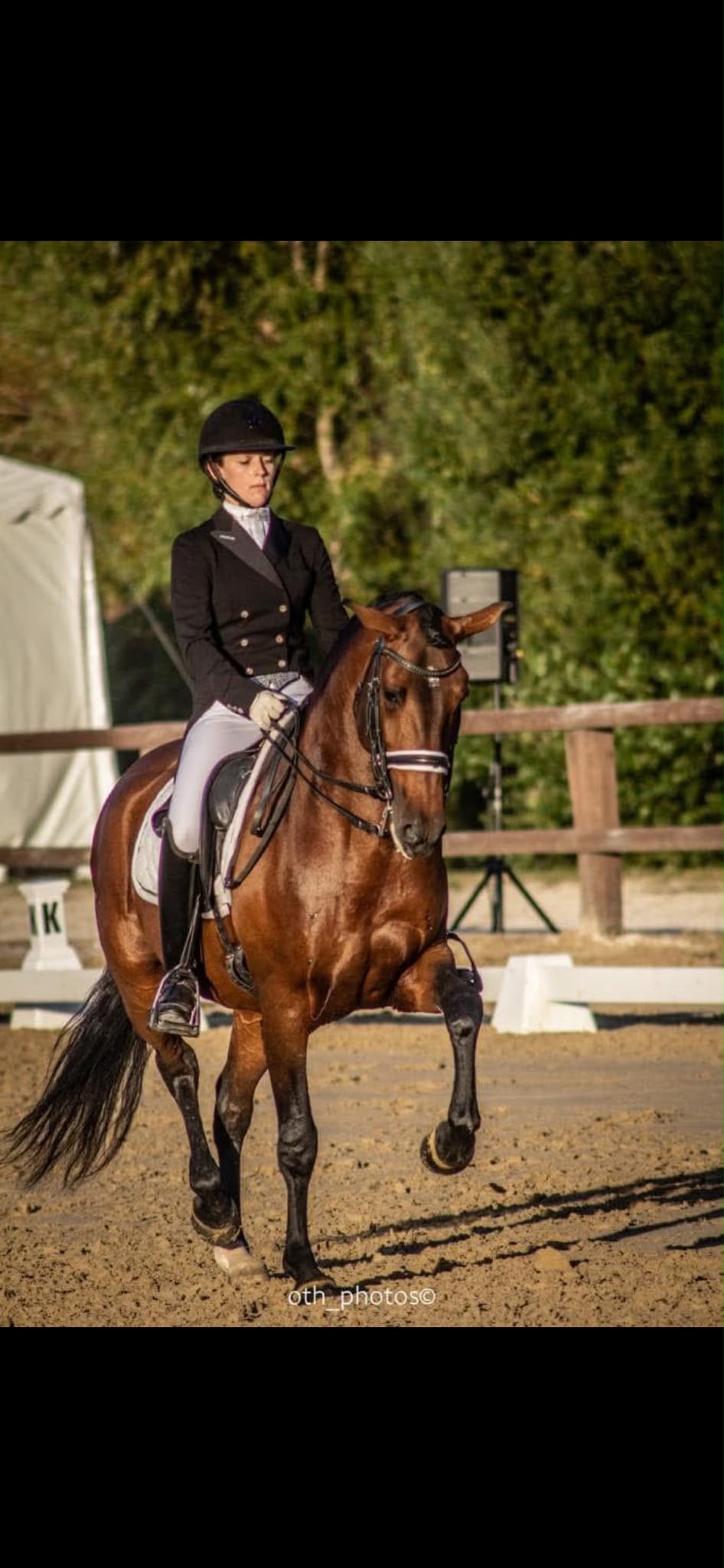 Charlotte Daval et son cheval sur un terrain de dressage